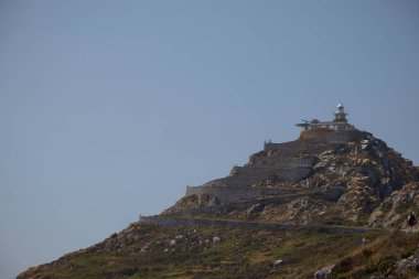 Deniz feneri. Ces Adaları (İspanya), 27 Ağustos 2024. Ces Takımadaları 'nın en büyük adalarından biri olan deniz fenerlerinden biri uçurumlarda yer almaktadır. Ces, Galiçya 'nın Atlantik Adaları Parkı' nın bir parçasıdır..
