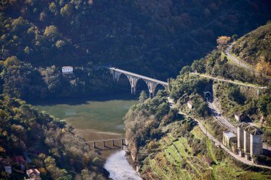 Sil Nehri 'ndeki Cabe Nehri' nin ağzı. Bu bölge Ribeira Sacra bölgesinde Lugo (Galiçya) eyaletinde yer almaktadır..