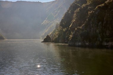 Sil Nehri 'nin Kanyonları. Bu muhteşem manzara, Galiçya 'da (İspanya) Lugo ve Ourense eyaletlerinden geçerken Sil Nehri' nin akışı ile şekillenir.)