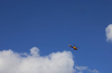 Televizyon helikopteri. Kameralı bir helikopter bir olayın görüntülerini kaydediyor.