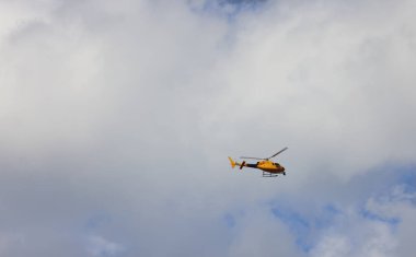 Televizyon helikopteri. Kameralı bir helikopter bir olayın görüntülerini kaydediyor.