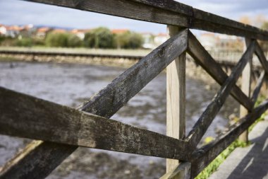 Tırabzan. Bir sahil parkında ahşap korkuluklar