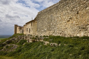 Duvar. Uruea (Valladolid, İspanya), 15 Mart 2025. Şehrin etrafını sarar. 12. ve 13. yüzyıllardan kalma, duvarcılıktan yapılmış, yarı silindirik küplerle aralıklarla kesişmiş. Duvarların% 80 'i korunmuş..