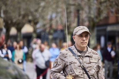 Askeriyeden. Noia (İspanya), 28 Mart 2025. İspanya Hava Kuvvetleri 'nin askerleri bağlılık yemini ettiler. Tören belediye binasının önünde gerçekleşti..