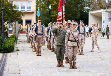 Askeriyeden. Noia (İspanya), 28 Mart 2025. İspanya Hava Kuvvetleri 'nin askerleri bağlılık yemini ettiler. Tören belediye binasının önünde gerçekleşti..