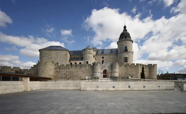 Simancas Kalesi. Simancas, İspanya (14 Mart 2025). Bu kale II. Philip tarafından monarşinin arşivine dönüştürüldü. Belgeler 19. yüzyıldan kalma..