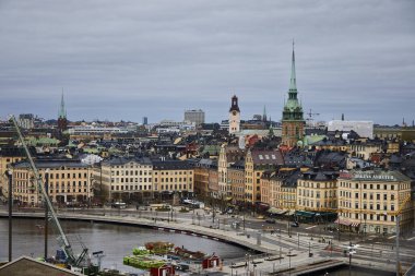 Stockholm manzarası. Stockholm (İsveç), 19 Nisan 2025. İsveç başkenti birçok adadan oluşur. Dünya üzerinde ekonomik olarak en etkili şehirlerden birisidir. Yaklaşık 1 milyon nüfusu var..