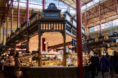 Saluhall. Stockholm (İsveç), 18 Nisan 2025. Gastronomi merkezine dönüştürülmüş eski bir piyasa. İsveç yemeklerini deneyebileceğiniz bir sürü tezgah var..