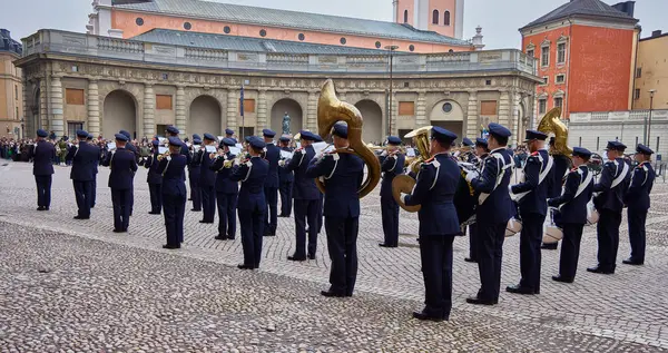 Kraliyet Bandosu. Stockholm (İsveç), 20 Nisan 2025. İsveç Kraliyet Bandosu 'nun müzisyenleri Kraliyet Sarayı' ndaki Muhafızların Değişimi 'nde. Bu olay her gün oluyor..