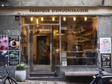 Fırın. Stockholm (İsveç), 19 Nisan 2025. İsveç 'in başkenti Gtgatan' da geleneksel ekmek ve hamur işleri fabrikası. Tarçınlı çörekler geleneksel..