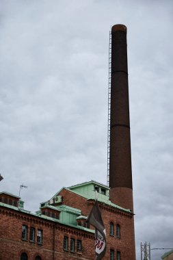 Eski fabrika. Stockholm (İsveç), 19 Nisan 2025. Stockholm 'ün merkezinde eski bir fabrika. İsveç başkenti klasik ve modern mimarinin birleşiminden oluşan güzel bir mimariye sahiptir..