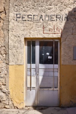 Balıkçı. Rbano (Valladolid, İspanya), 11 Temmuz 2025. Rbano 'da küçük bir balık dükkanı. Bu kasabanın kökeni 10. ve 11. yüzyıllara dayanıyor. Campo de Peafiel bölgesine ait..