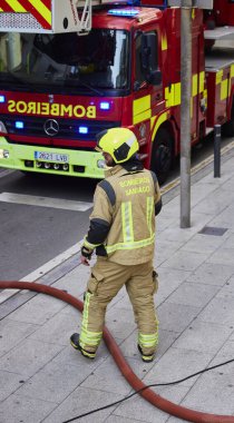 İtfaiyeci. Santiago de Compostela (İspanya), 11 Ağustos 2025. Şehir merkezinde çıkan yangın sırasında Galiçya başkentinin itfaiye personeli..