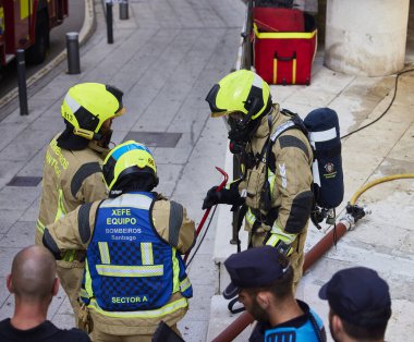 İtfaiyeci. Santiago de Compostela (İspanya), 11 Ağustos 2025. Şehir merkezinde çıkan yangın sırasında Galiçya başkentinin itfaiye personeli..