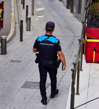 Yerel polis. Santiago de Compostela (İspanya), 11 Ağustos 2025. Şehir merkezinde çıkan yangın sırasında Galiçya 'nın başkentinden yerel polis personeli.