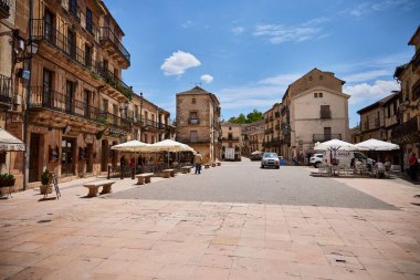 Espaa Meydanı. Seplveda (İspanya), 11 Temmuz 2025. Kastilya ve Len 'deki bu kasabanın merkezinde eski belediye binası ve tipik Kastilya hanları bulunur..