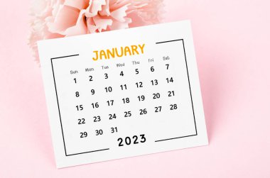 Ocak 2023 Aylık masa takvimi Pembe arka planda kurumuş çiçek.