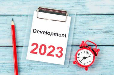 Çalar saatle 2023 yılı için 2023 Geliştirme. Değişim ve kararlılık kavramı.