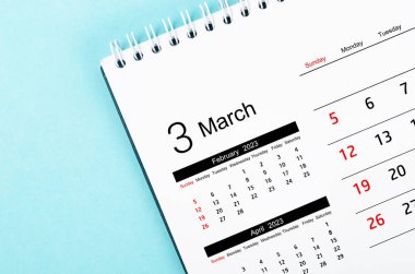 2023 Mart Masa takvimi mavi arka planda 2023 yıl için.