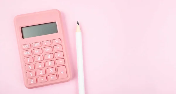 ピンクの背景にピンクの計算機を表示します — ストック写真