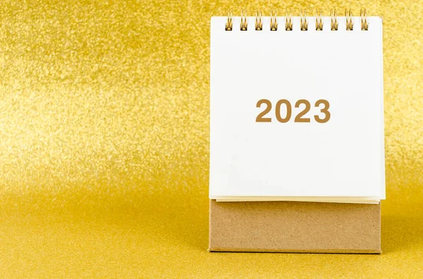 2023 Calendario Escritorio Sobre Fondo Color Dorado Con Espacio Copia —  Fotos de Stock