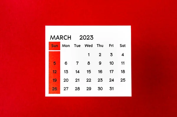 Březen 2023 Měsíční Kalendář Pro 2023 Rok Červeném Pozadí — Stock fotografie