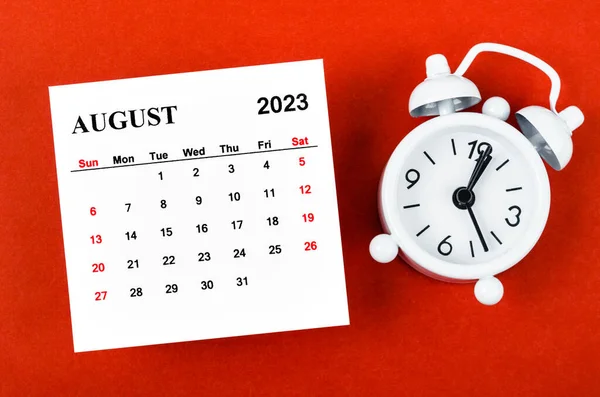 2023年8月20日带有红色背景闹钟的每月日历年 — 图库照片
