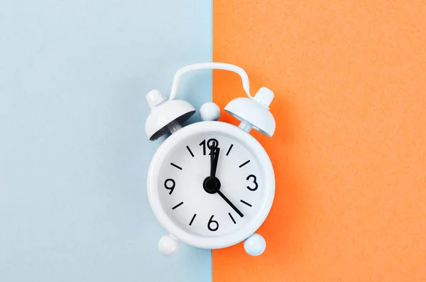 Relógio Alarme Vintage Branco Fundo Bonito Com Espaço Vazio Para — Fotografia de Stock