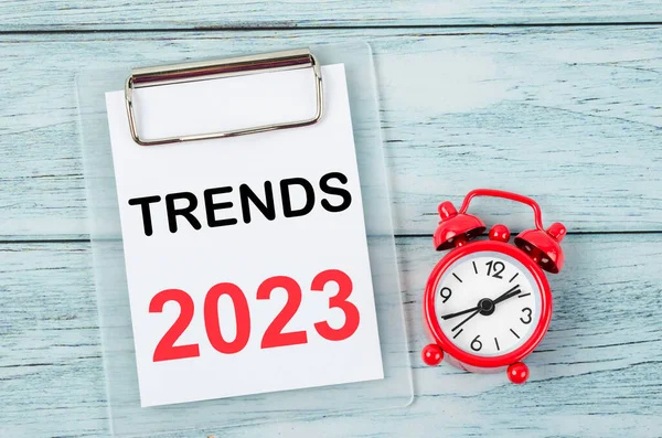 2023 Trends Voor 2023 Jaar Met Wekker Houten Ondergrond — Stockfoto