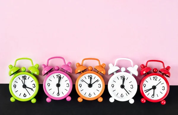 Muchos Relojes Alarma Diferentes Sobre Fondo Color Rosa Con Espacio — Foto de Stock