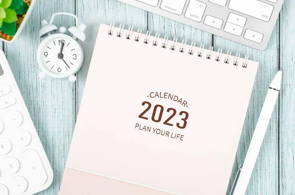 2023 Bureaukalender Met Wekker Toetsenbord Computer Pen Plantenpot Rekenmachine Blauwe — Stockfoto