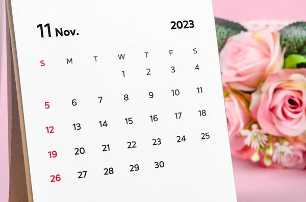 Listopad 2023 Miesięczny Kalendarz Biurek Suszoną Różą Różowym Tle — Zdjęcie stockowe