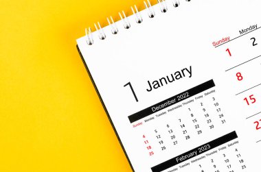 2023 'ün Ocak 2023 tarihli masa takvimini sarı arka planda kapat..