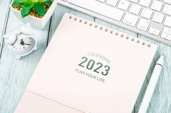 2023 Bureau Kalender Met Wekker Toetsenbord Computer Pen Plant Pot — Stockfoto