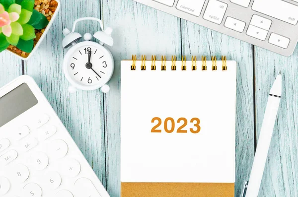 2023 Bureaukalender Met Wekker Toetsenbord Computer Pen Plantenpot Rekenmachine Blauwe — Stockfoto