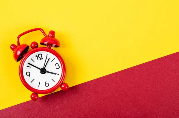 Relógio Alarme Vintage Vermelho Fundo Vermelho Amarelo Brilhante Com Espaço — Fotografia de Stock