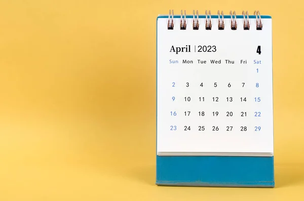 Abril 2023 Calendario Escritorio Sobre Fondo Color Amarillo — Foto de Stock