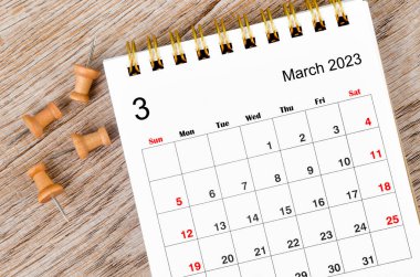 2023 Mart ayının masa takvimi. Ahşap zemin iğneli..