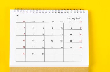 2023 yılı Ocak ayının masa takvimi sarı arka planda..