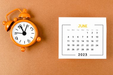 2023 Haziran 'ında, organizatörün sarı zemin üzerindeki alarm saatiyle 2023 yılını planlaması için aylık takvim..