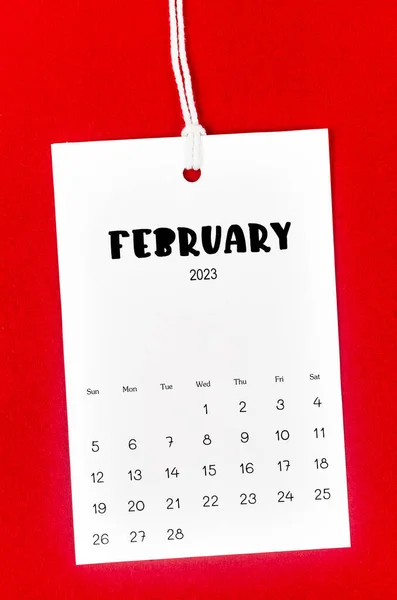 2023 Yılının Şubat Ayı Takvim Sayfası Kırmızı Zemin Üzerinde Beyaz — Stok fotoğraf