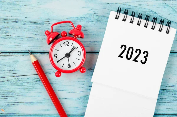 2023 Bureaukalender Met Rode Wekker Potlood Blauwe Houten Ondergrond — Stockfoto