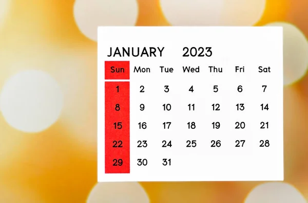 2023年1月カレンダーは 主催者がぼやけたボケを背景に2023年を計画する月です — ストック写真