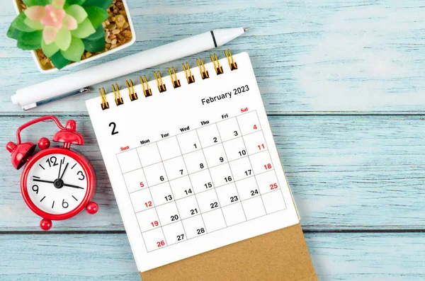 2023 Şubat Inın Masa Başı Takvimi Ajansın Alarm Saati Kalemle — Stok fotoğraf