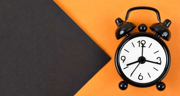 Reloj Despertador Vintage Negro Sobre Fondo Color Negro Naranja Con — Foto de Stock