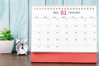 Ocak 2023 Aylık masa takvimi. Ajansın 2023 yılını ahşap masa üzerindeki çalar saatle planlaması için..