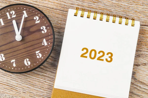 2023 Desk Calender Clock Wooden Background — Stock Photo, Image