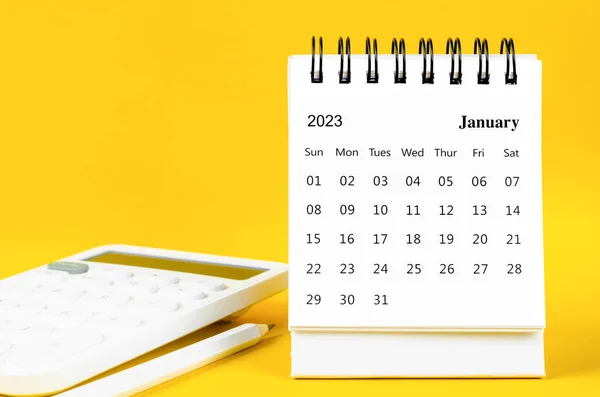 Januari 2023 Månadskalender För 2023 Och Miniräknare Med Penna Gul — Stockfoto
