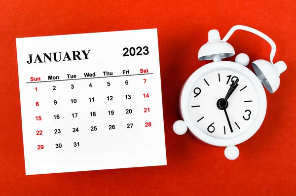 Enero 2023 Año Calendario Mensual Con Despertador Sobre Fondo Rojo —  Fotos de Stock