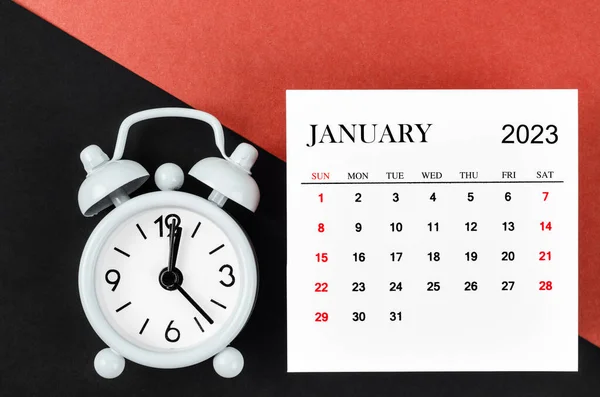 2023年1月赤と黒の背景に目覚まし時計と毎月の暦年 — ストック写真